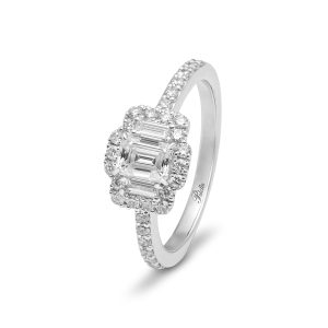 Anello in platino con diamante centrale taglio smeraldo