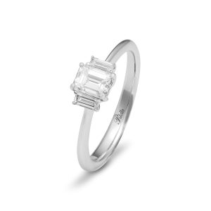 Anello in platino con diamante centrale taglio smeraldo