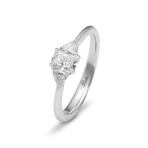 Anello in platino con diamante centrale taglio radiant